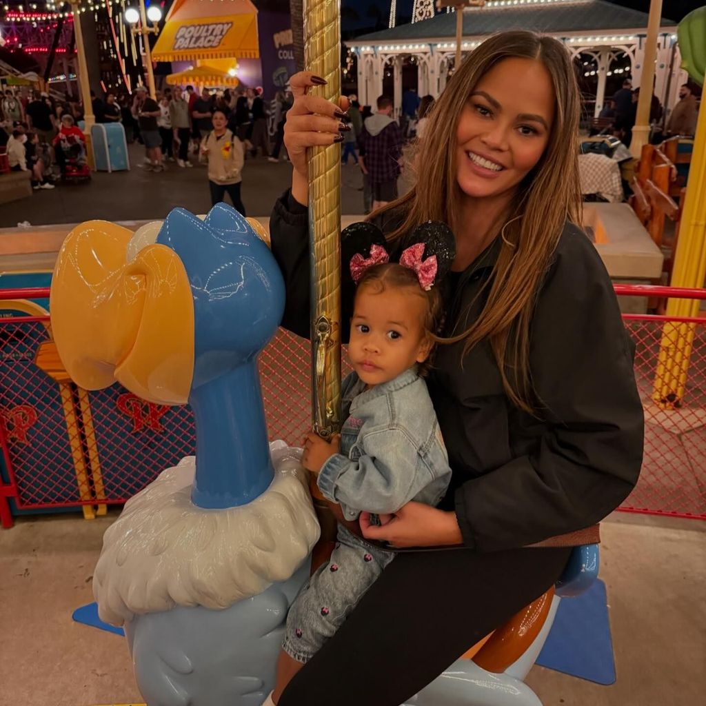 Chrissy Teigen und ihr Töchterchen Esti im Oktober 2024