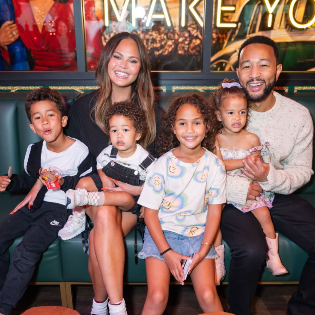 Chrissy Teigen und John Legend mit ihren Kindern Luna, Miles, Esti und Wren