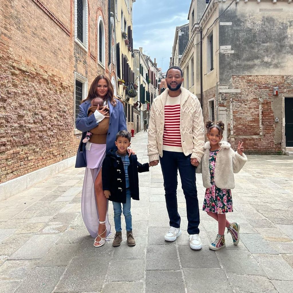 Chrissy Teigen und John Legend mit ihren Kindern in Venedig, April 2023