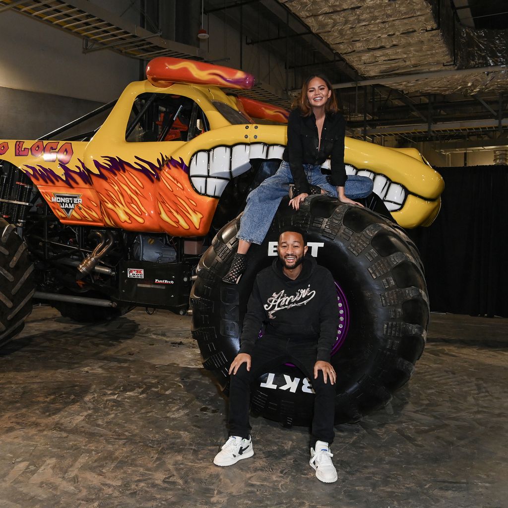 Chrissy Teigen und John Legend auf den Monster Jam World Finals 2024