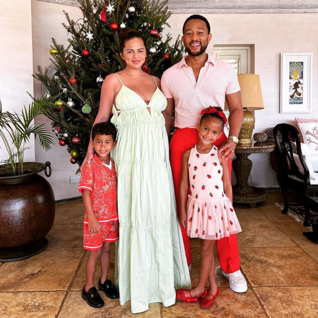 Chrissy Teigen und John Legend mit ihrer Familie an Weihnachten 2022