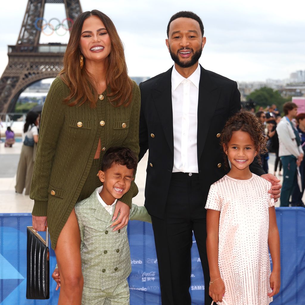 Chrissy Teigen und John Legend mit ihren Kindern in Paris