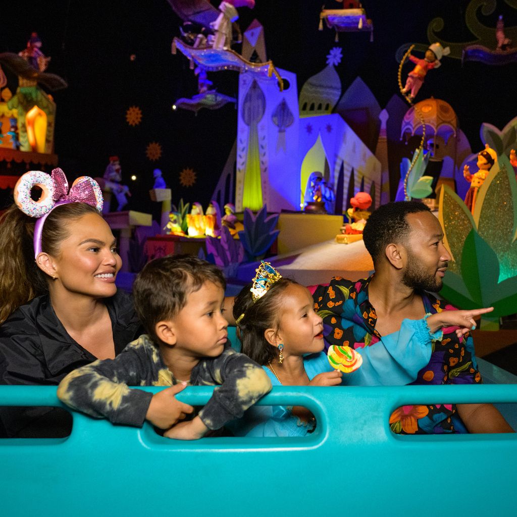 Chrissy Teigen und John Legend mit ihren Kindern in Disneyland, Anaheim 2022