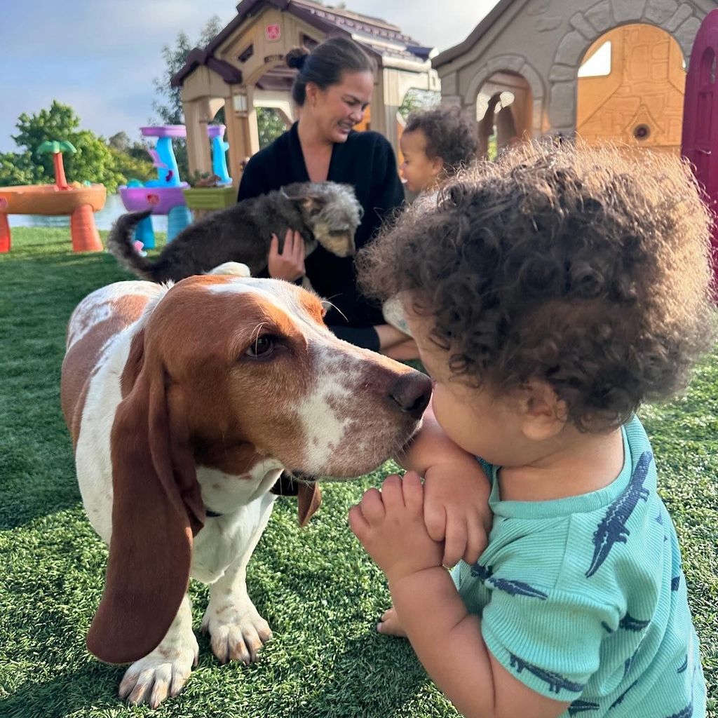 Chrissy Teigen mit ihren Kindern Wren Alexander Stephens und Esti Maxine Stephens