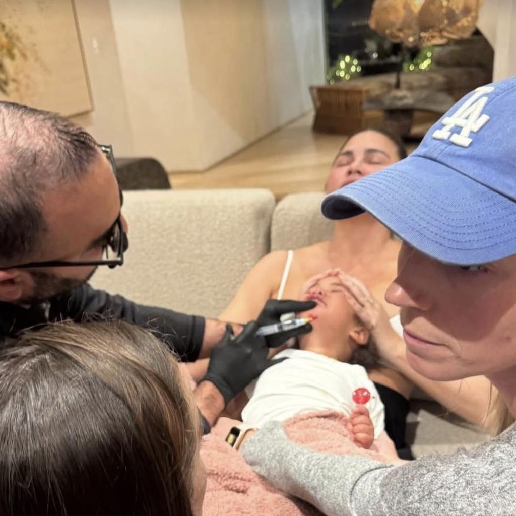 Chrissy Teigen mit ihrer Tochter und ihrem Arzt