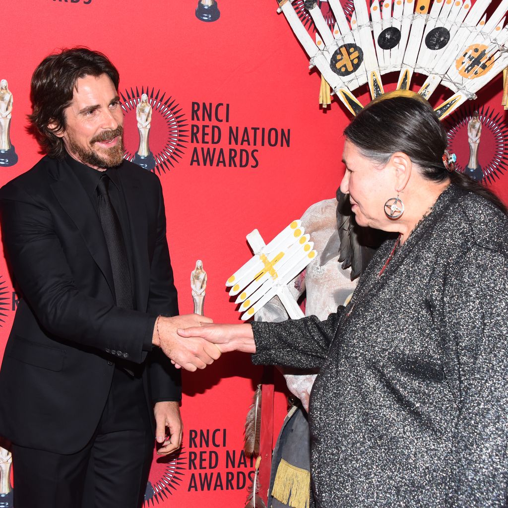 Christian Bale und Sacheen Littlefeather im November 2019