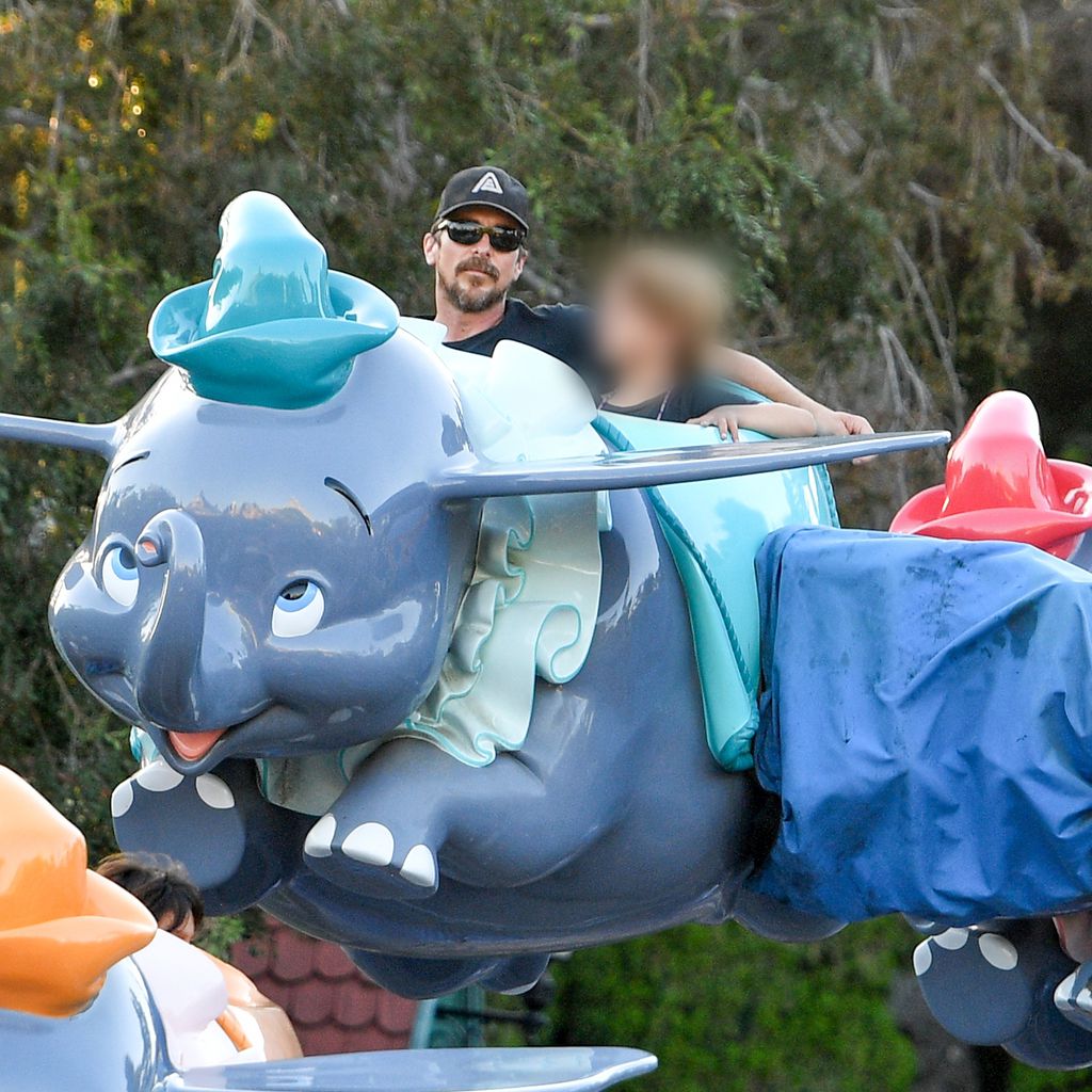 Christian Bale und sein Sohn Jospeh im Disneyland