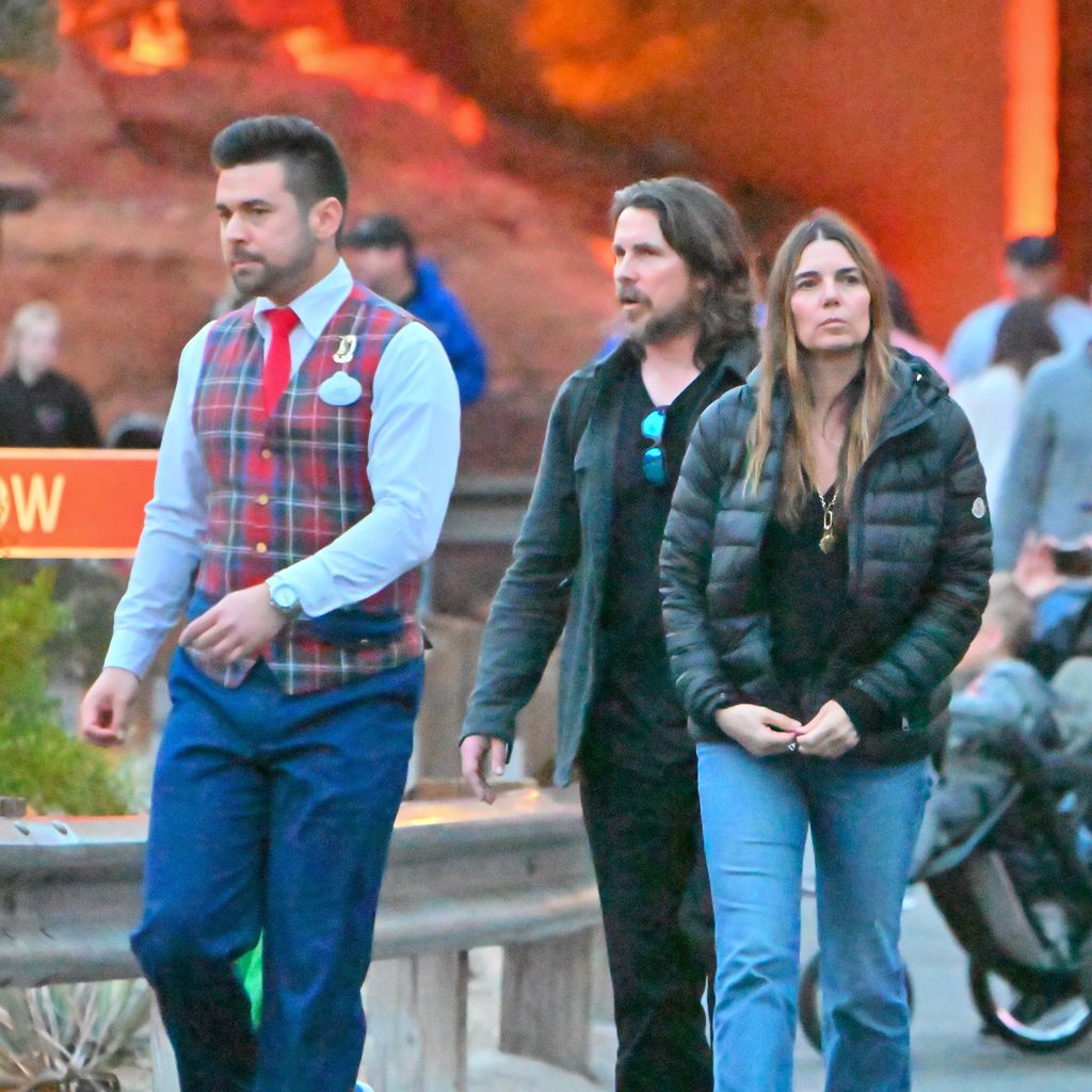 Christian Bale und seine Frau Sibi Blažić mit einem Disneyland-Mitarbeiter