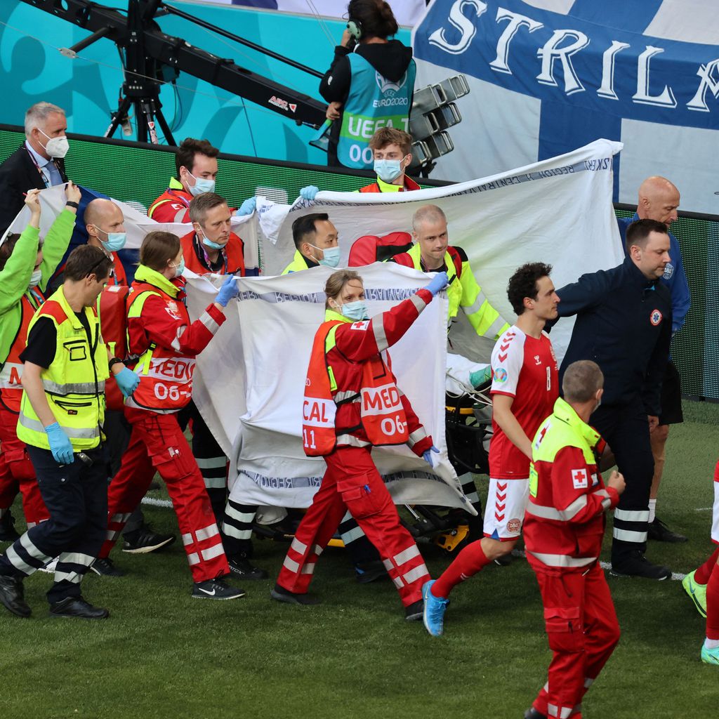 Christian Eriksen mit Sanitätern während der Fußball-EM 2021