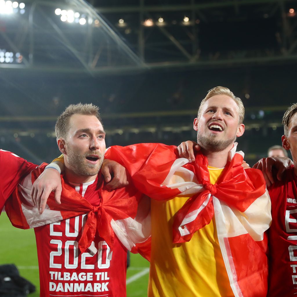 Christian Eriksen (Mitte links) mit seinem Team nach dem Qualifikationsspiel für die UEFA 2020