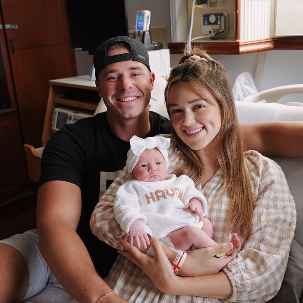 Christian Huff und Sadie Robertson mit ihrer Tochter