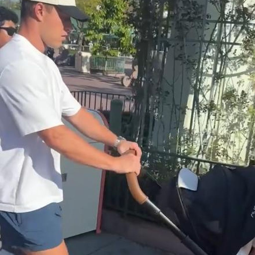 Christian McCaffrey und Tochter Colette im Disney World