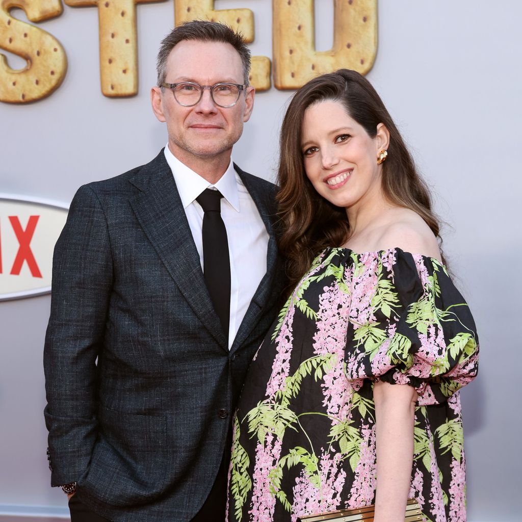 Christian Slater und Brittany Lopez im April 2024