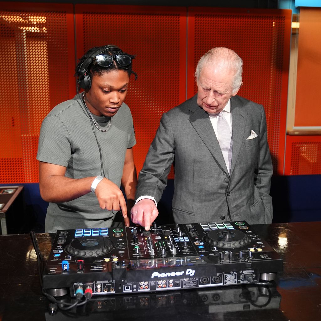 Christian St Louis hilft König Charles III. am DJ-Pult in den Aviva Studios in Manchester