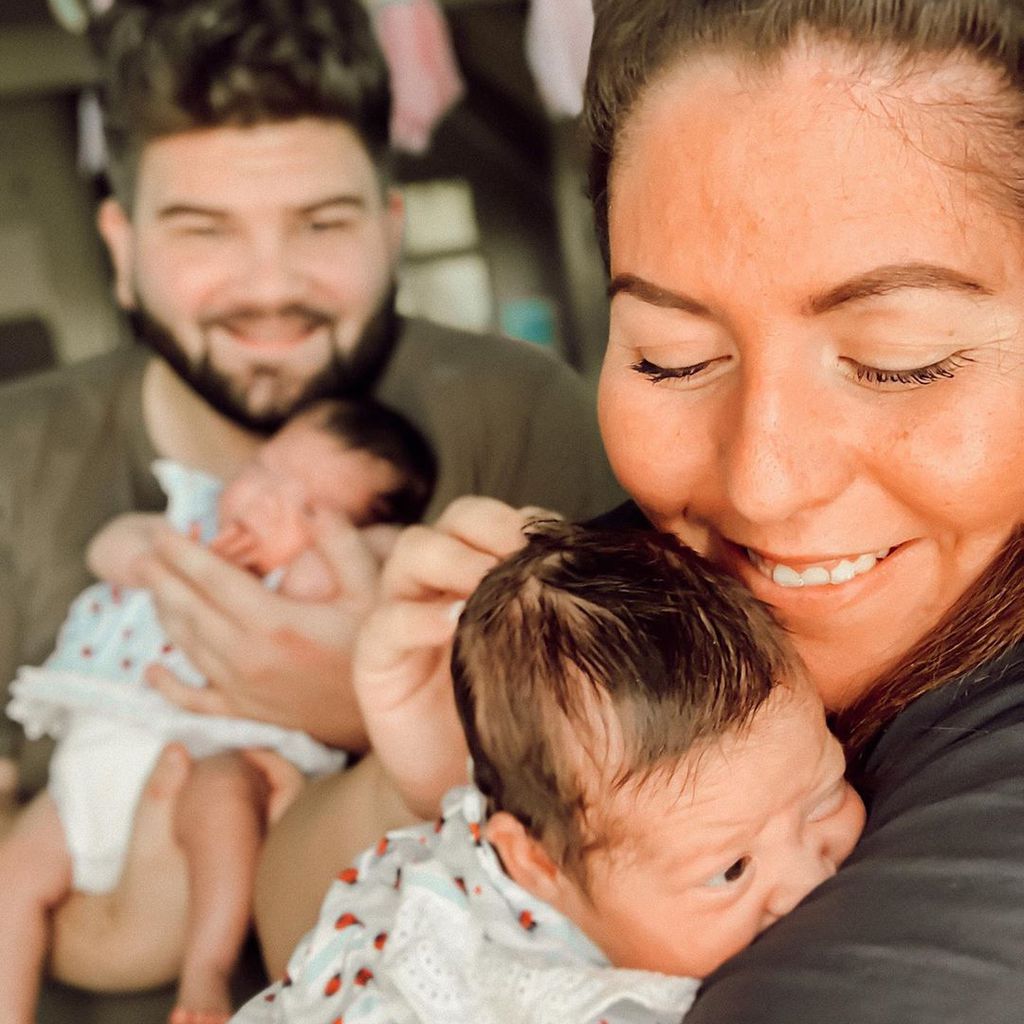 Christian und Janina El Arguioui mit ihren Mädchen