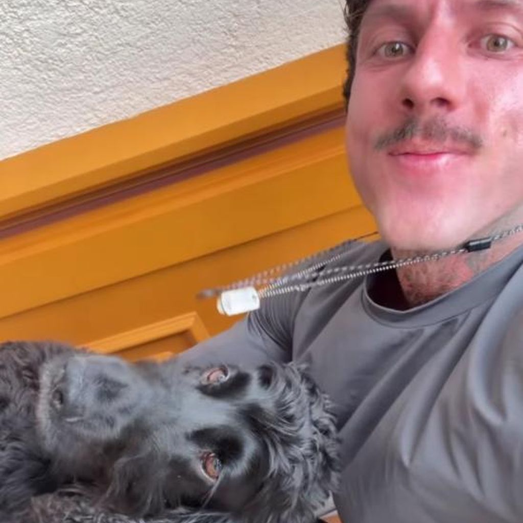 Christian Wolf kuschelt mit Hund Baloo