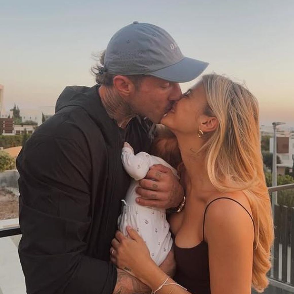 Christian Wolf und Romina Palm kuscheln mit ihrer Tochter Hazel