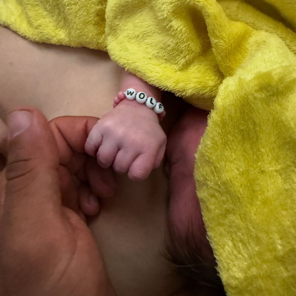 Christian Wolf mit seinem Baby, 2025