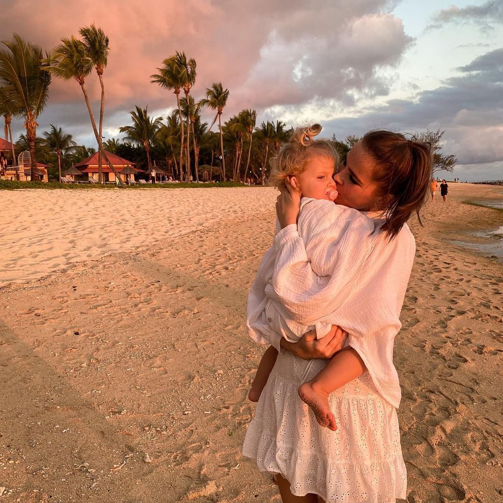 Christin Kaeber mit ihrer Tochter Nia im November 2021