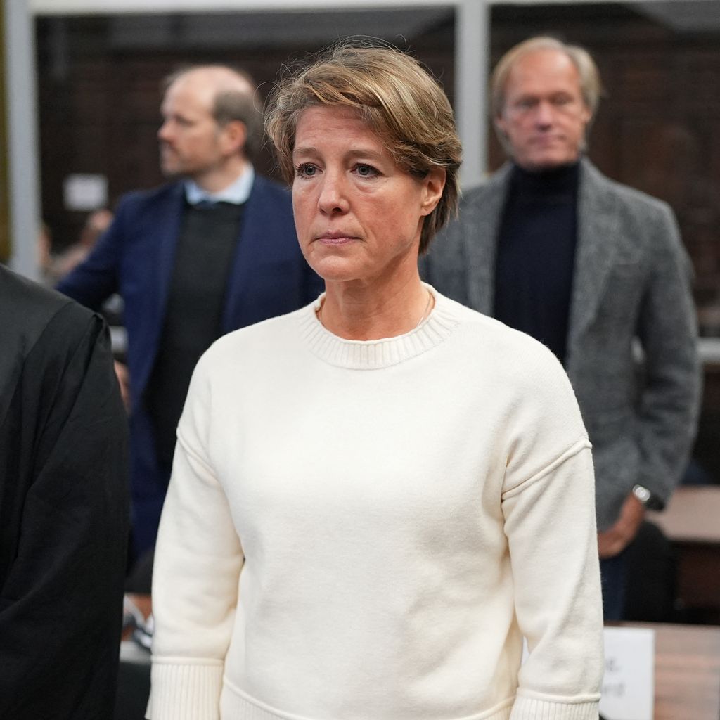 Christina Block und ihr Anwalt Ingo Bott im Landgericht Hamburg, dahinter Gerhard Delling, vor Fortsetzung des Prozesses am 8. Januar 2026