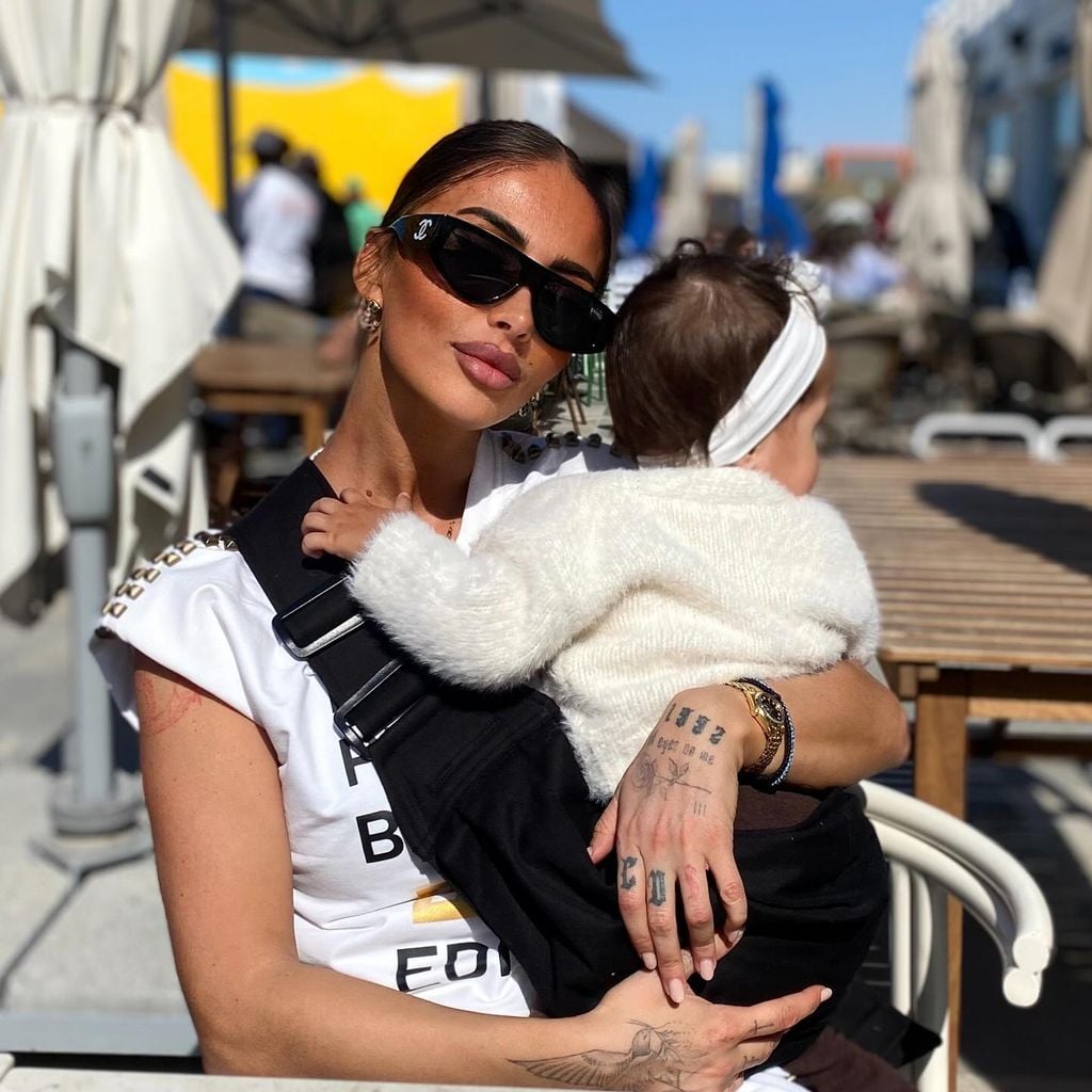 Christina Dimitriou mit ihrer Tochter, Februar 2026