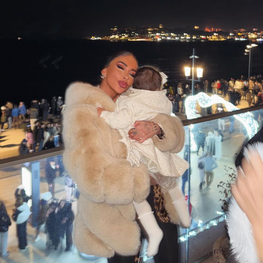 Christina Dimitriou und ihre Tochter, Januar 2026