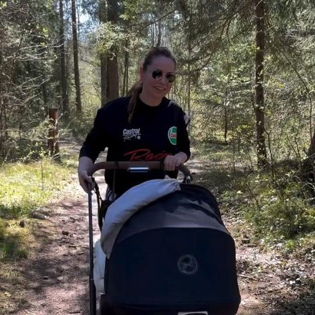 Christina Hänni schiebt ihre Tochter im Kinderwagen, April 2025