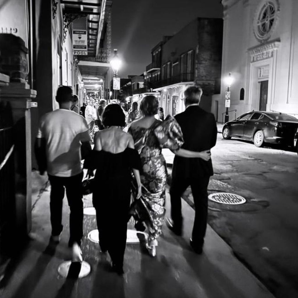 Christina Hendricks mit ihren Hochzeitsgästen auf einer Geistertour in New Orleans