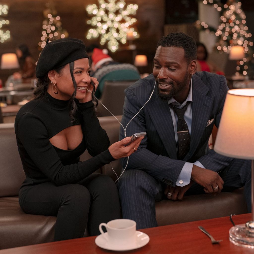 Christina Milian und Kofie Sirboe in "Meet Me Next Christmas"