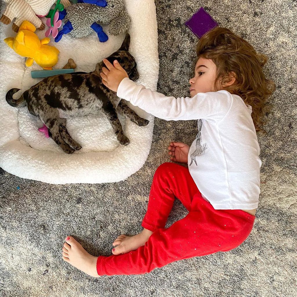 Christina Perris Tochter Carmella und ihr Hund Chocolate Chip