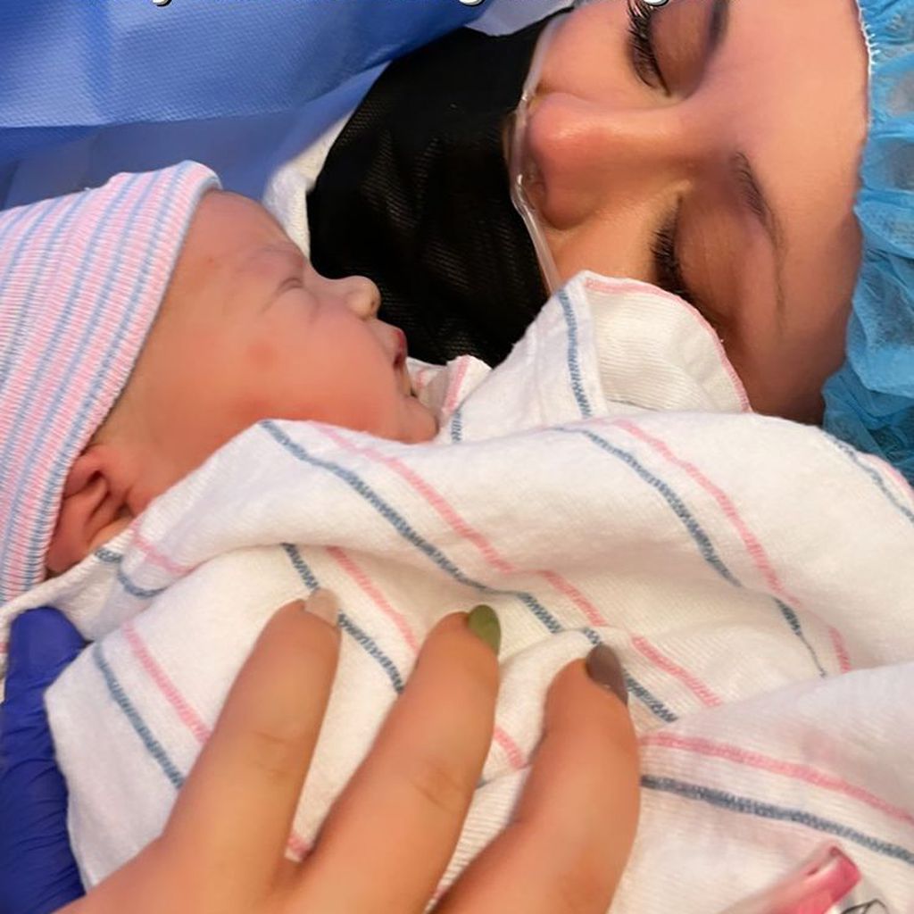 Christina Ricci mit Tochter Cleopatra kurz nach der Geburt