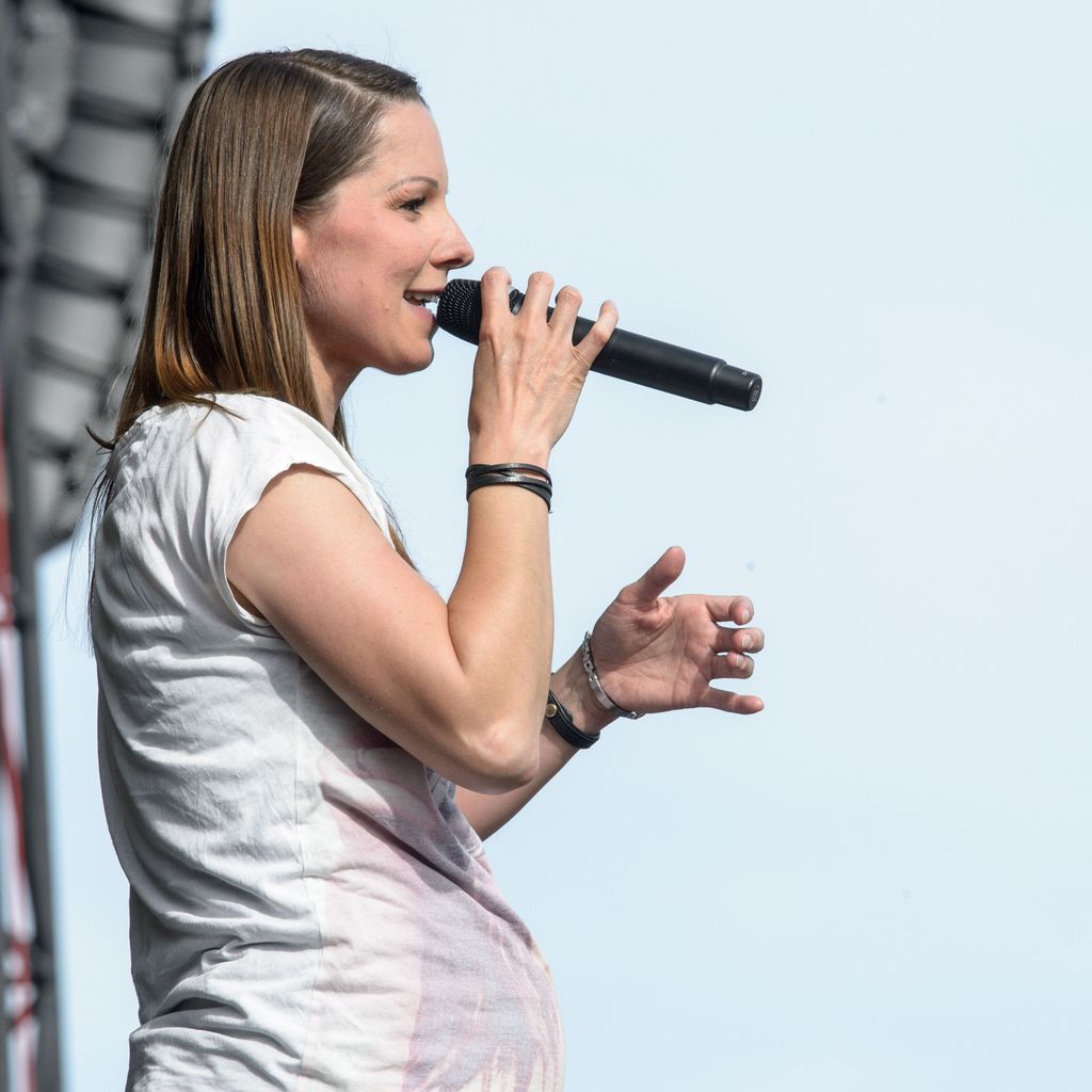 Christina Stürmer mit Babybauch auf der Bühne