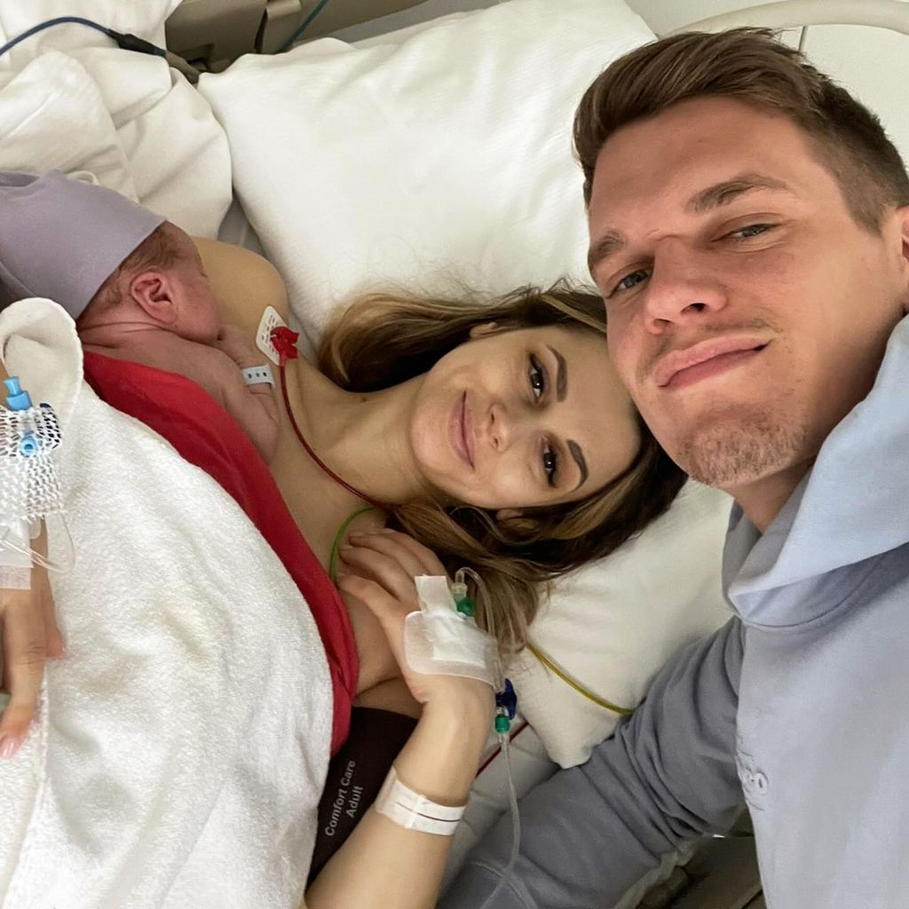 Christina und Matthias Ginter mit ihrem Sohn Milan, April 2024