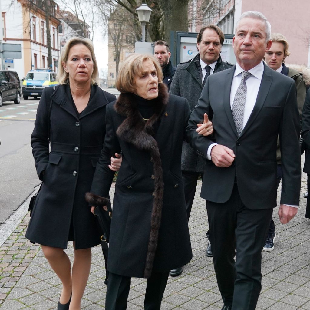 Wolfgang Schäubles Witwe Ingeborg mit ihrer Tochter Christine und ihrem Sohn Thomas