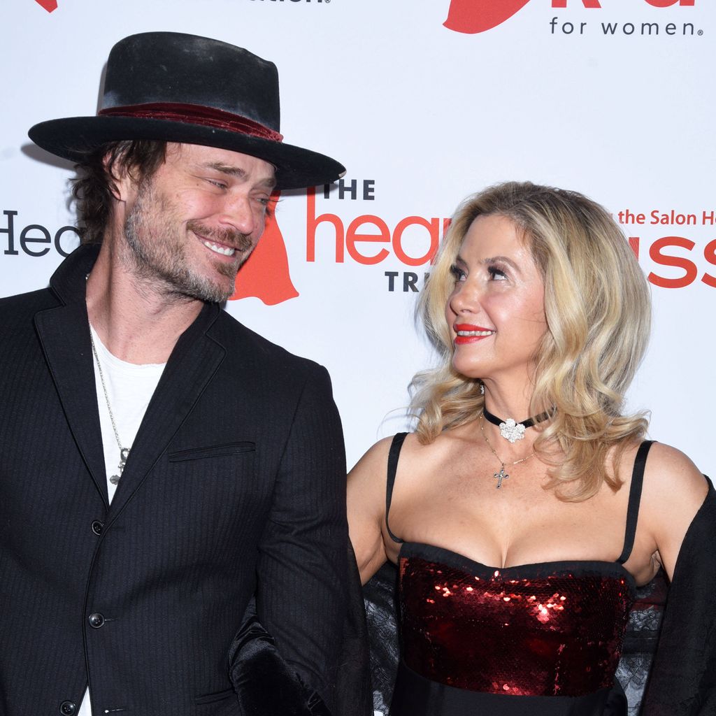 Christopher Backus und Mira Sorvino bei der AHA Red Dress Collection 2024 in New York