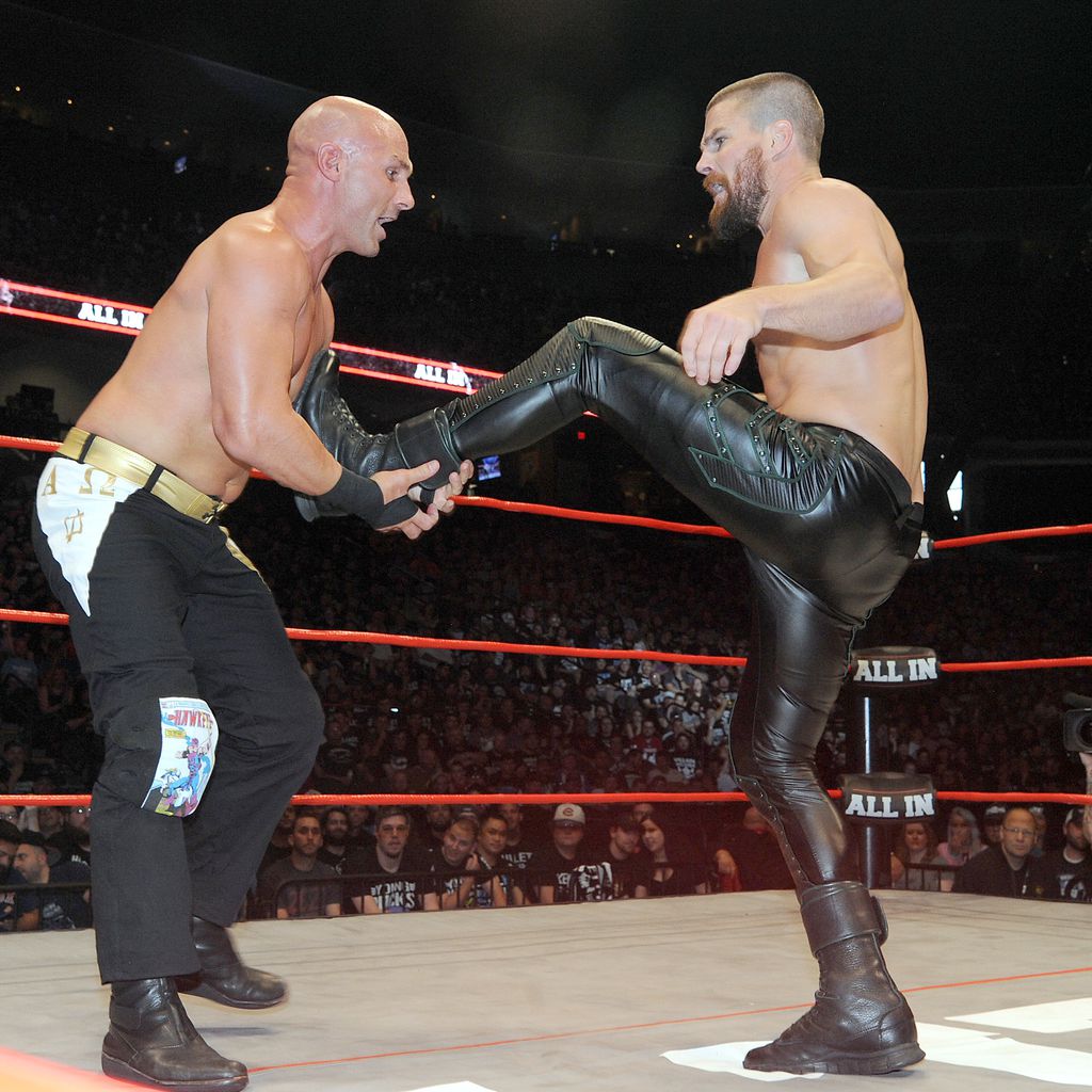 Christopher Daniels und Stephen Amell im Wrestling-Ring