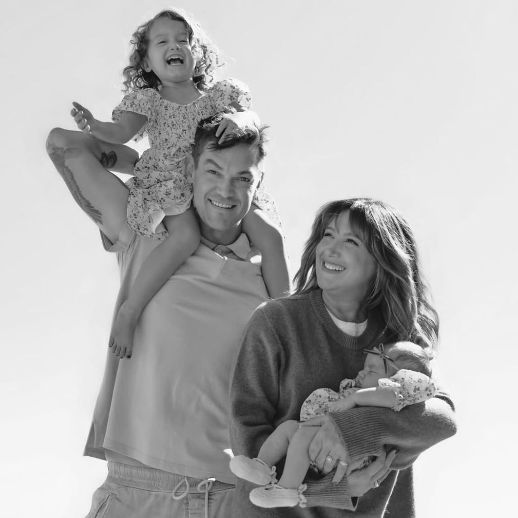 Christopher French und Ashley Tisdale mit ihren Kindern