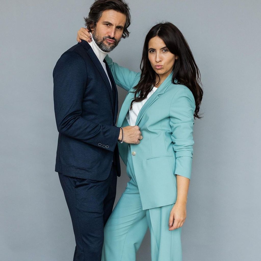 Chryssanthi Kavazi und Tom Beck posieren in Anzügen