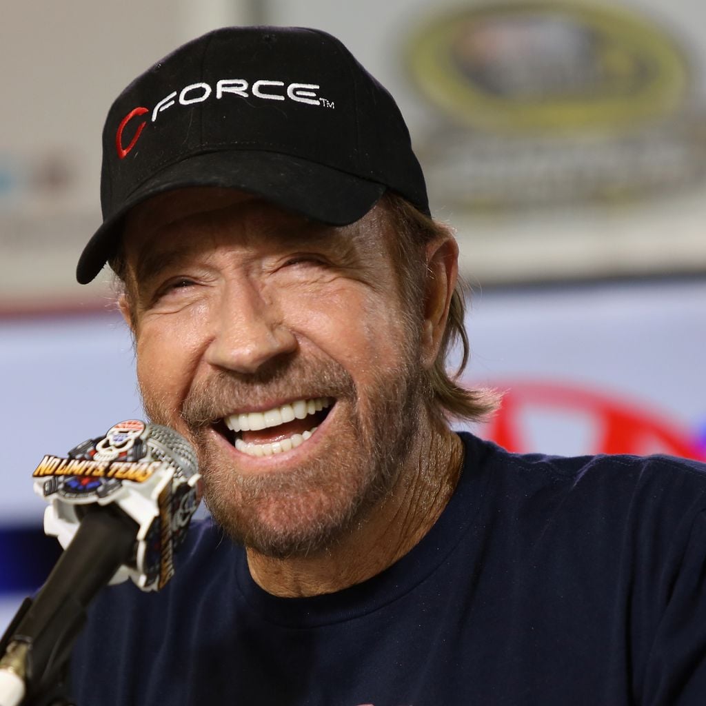 Chuck Norris spricht vor dem NASCAR-Rennen AAA Texas 500 in Fort Worth mit den Medien