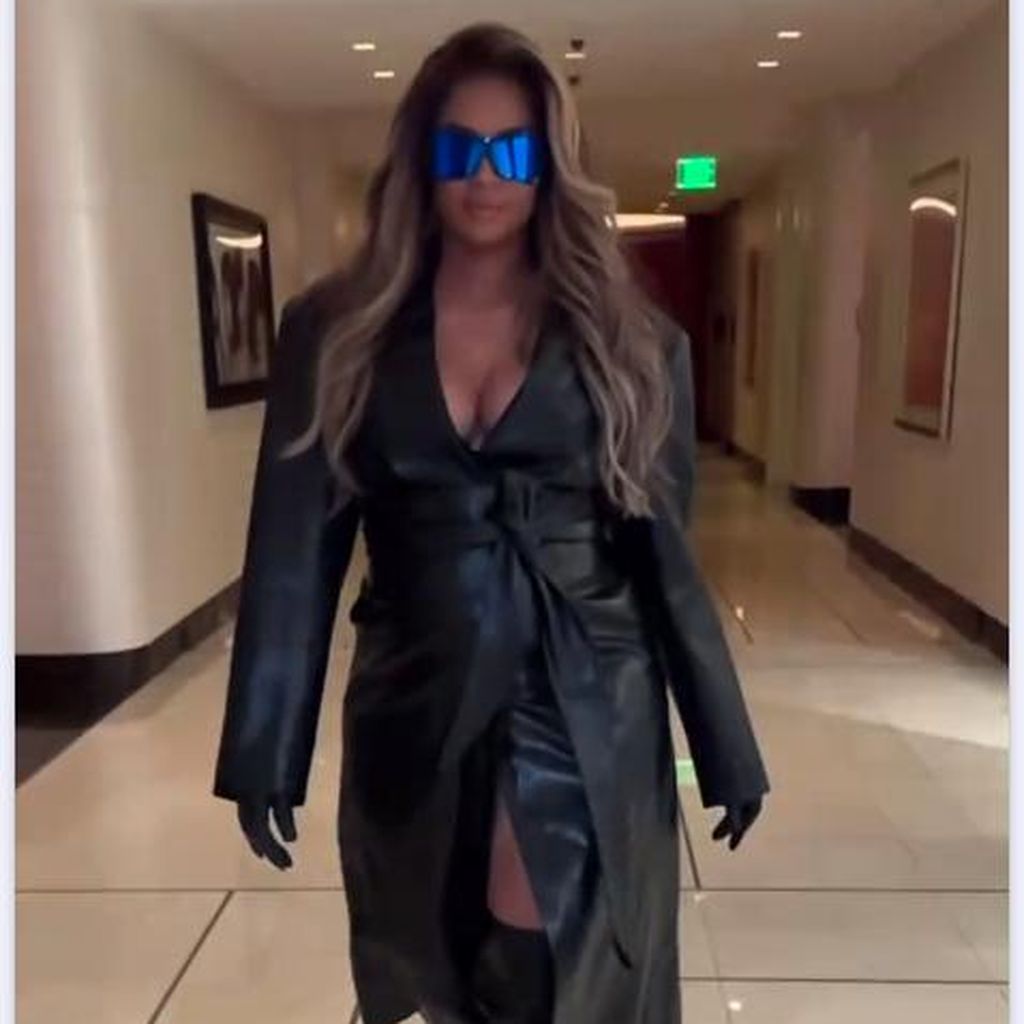 Ciara in Outfit aus Leder
