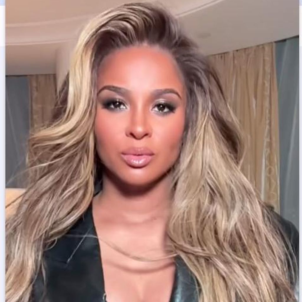 Ciara in Outfit aus Leder