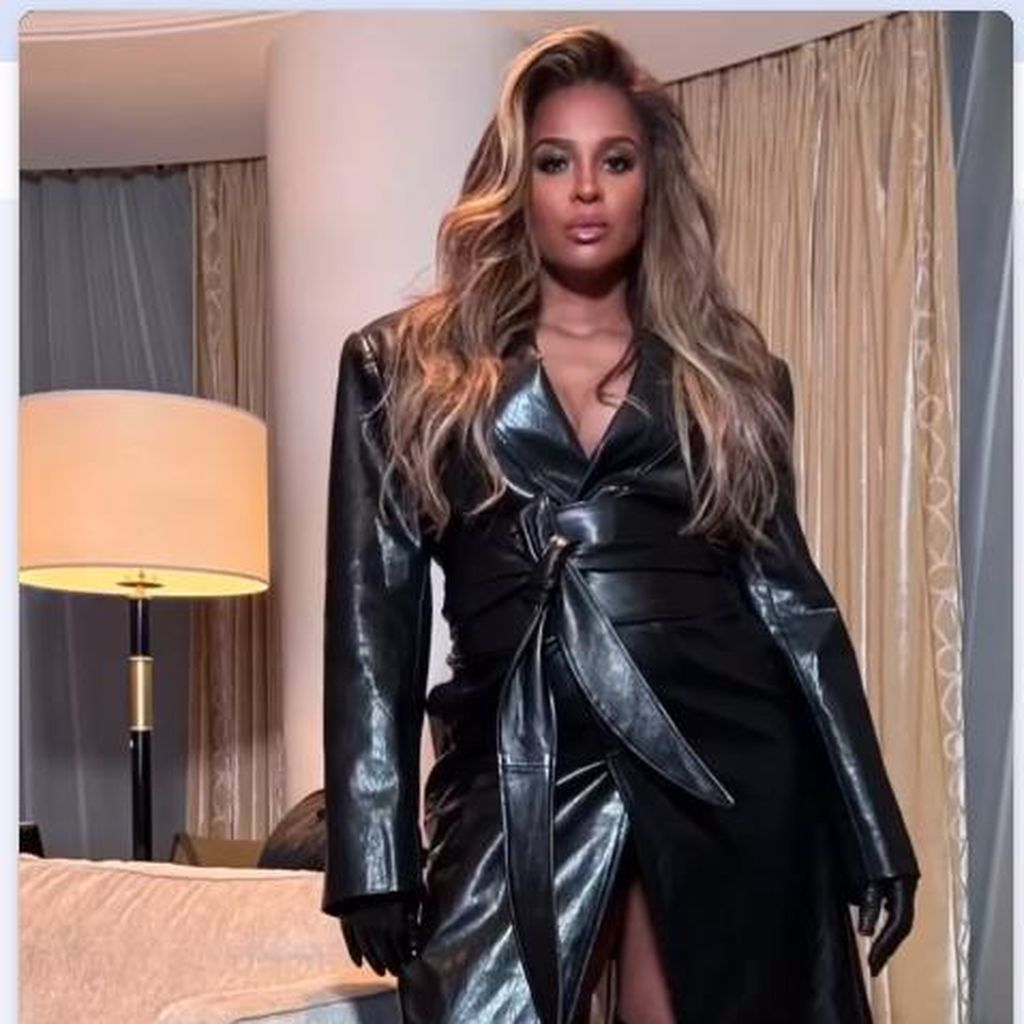 Ciara in Outfit aus Leder