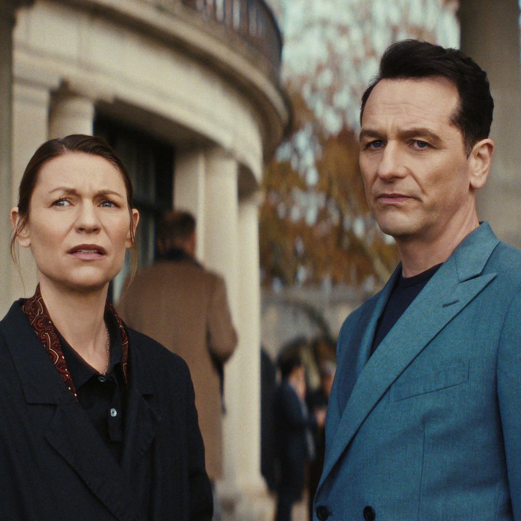 Claire Danes und Matthew Rhys in der Netflix-Serie "The Beast in Me" (2025)