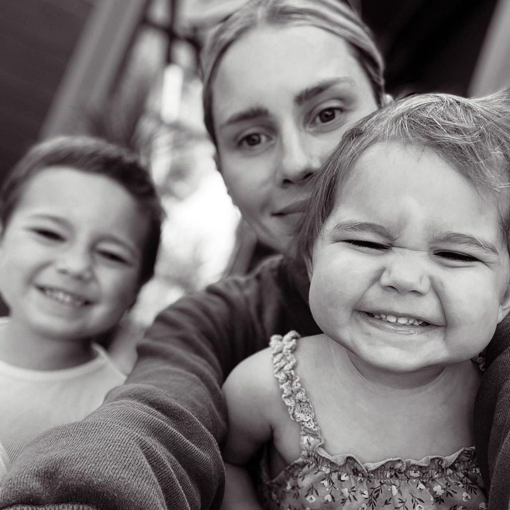 Claire Holt mit ihren Kindern im Juli 2022