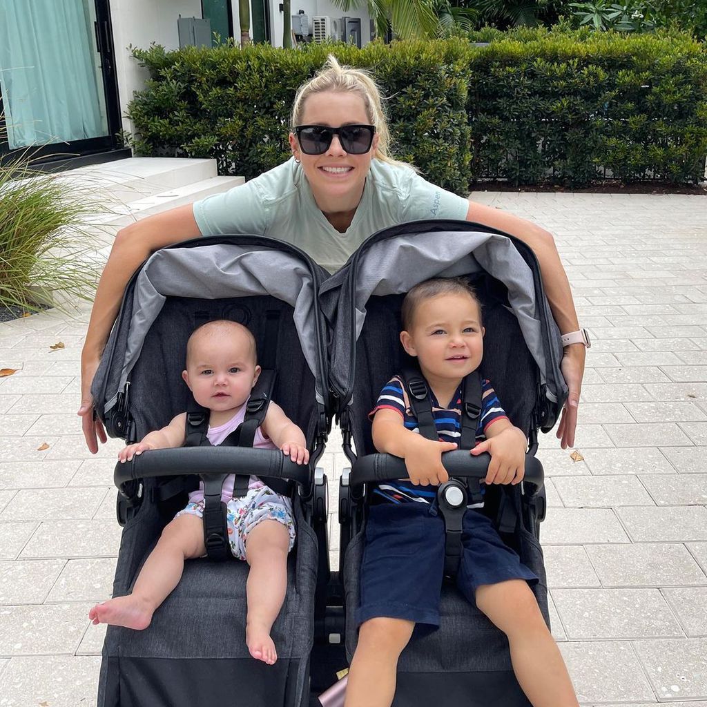 Claire Holt mit ihren beiden Kindern im Mai 2021