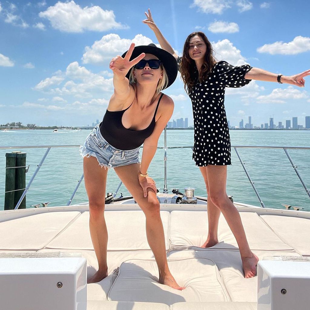 Claire Holt und Phoebe Tonkin im Mai 2021