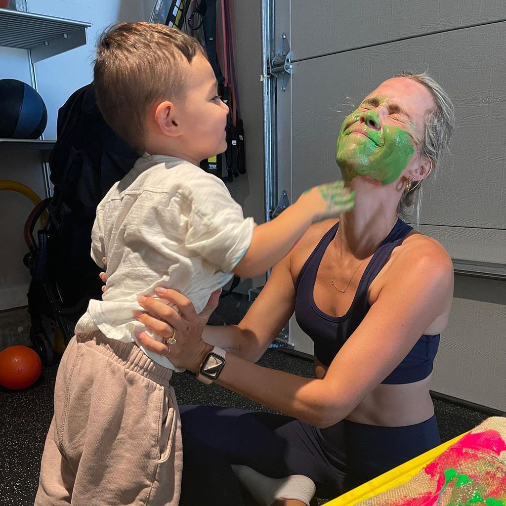 Claire Holt und ihr Söhnchen, 2021