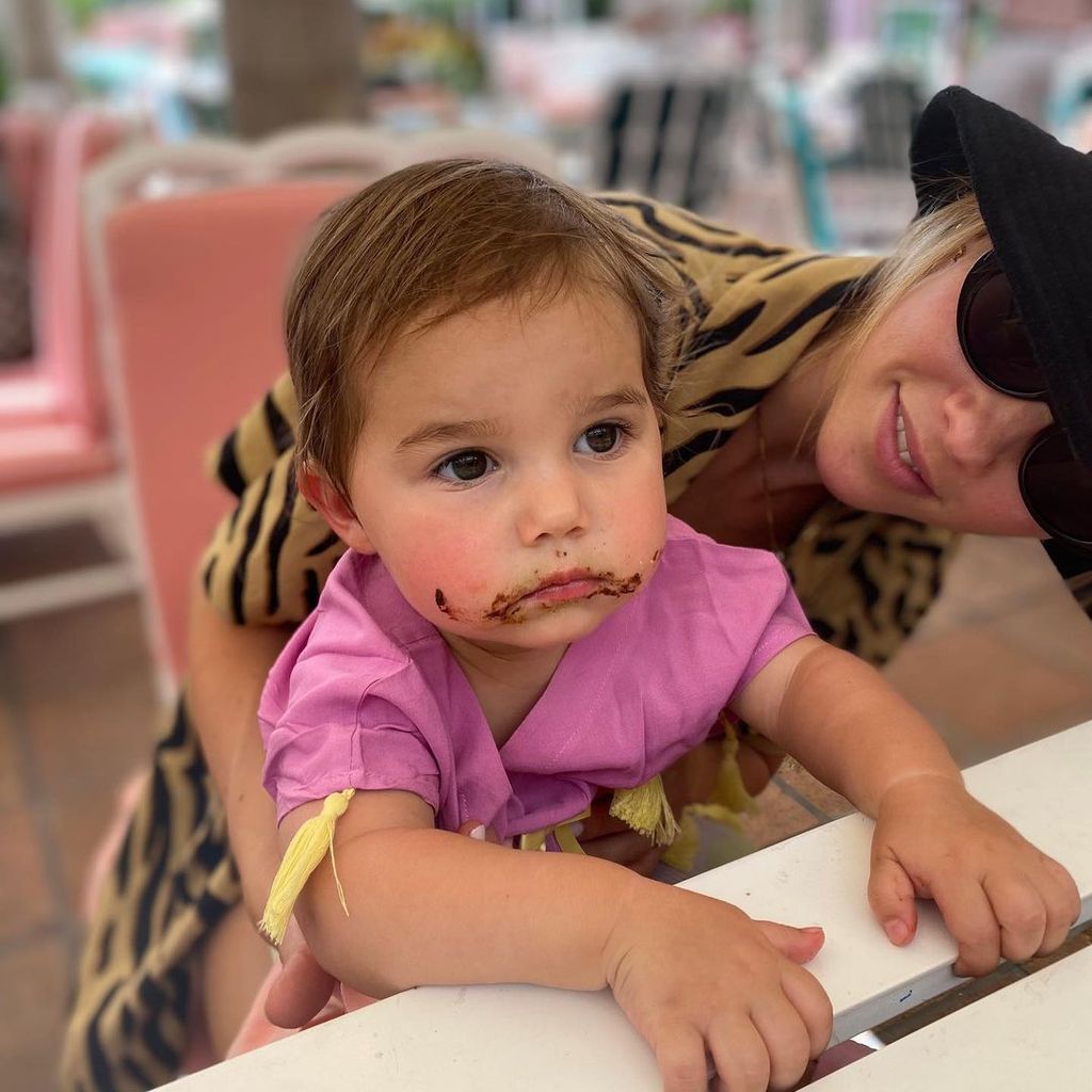 Claire Holt mit ihrer Tochter Elle Holt Joblon im Juli 2022