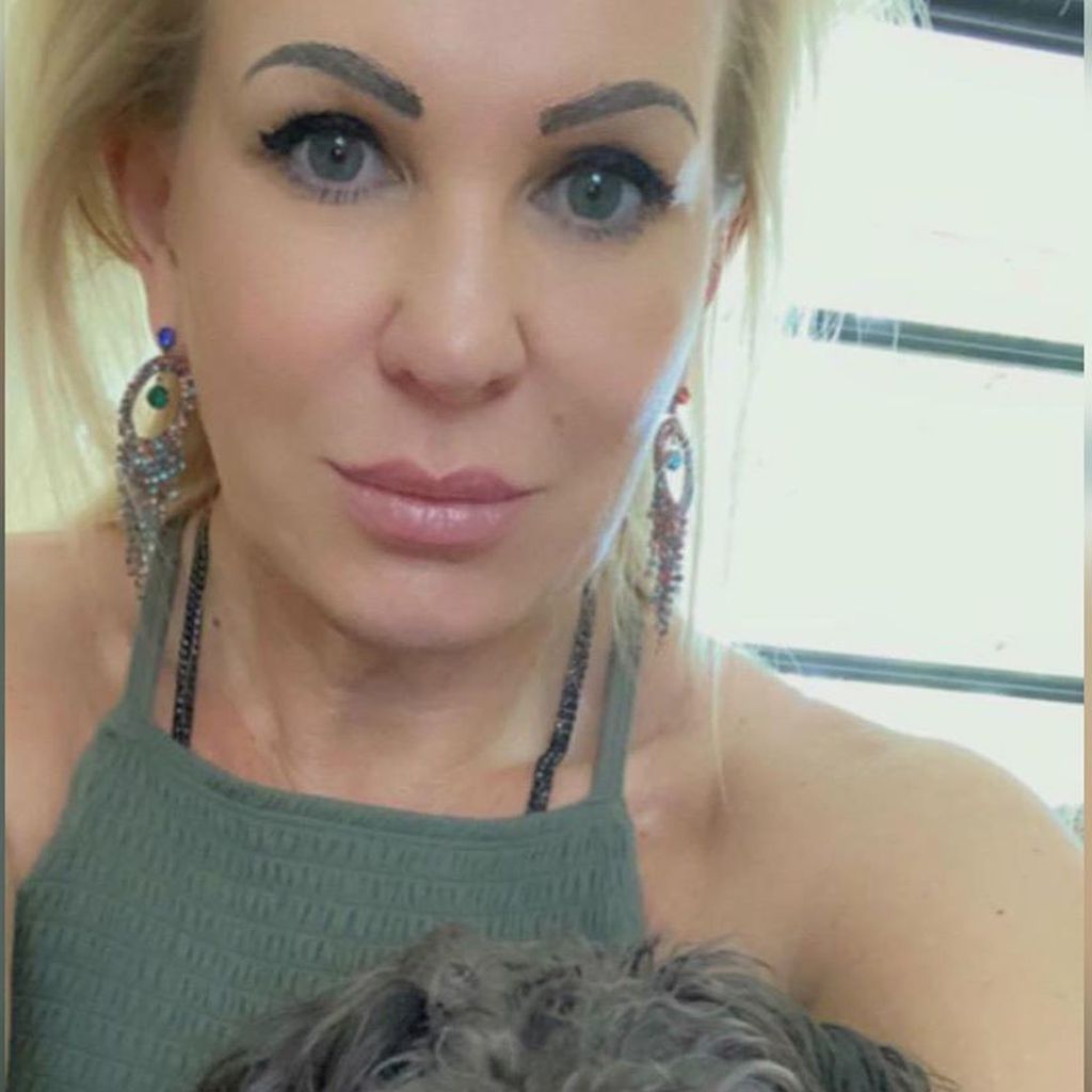Claudia Norberg mit ihrem Hund, Juli 2020