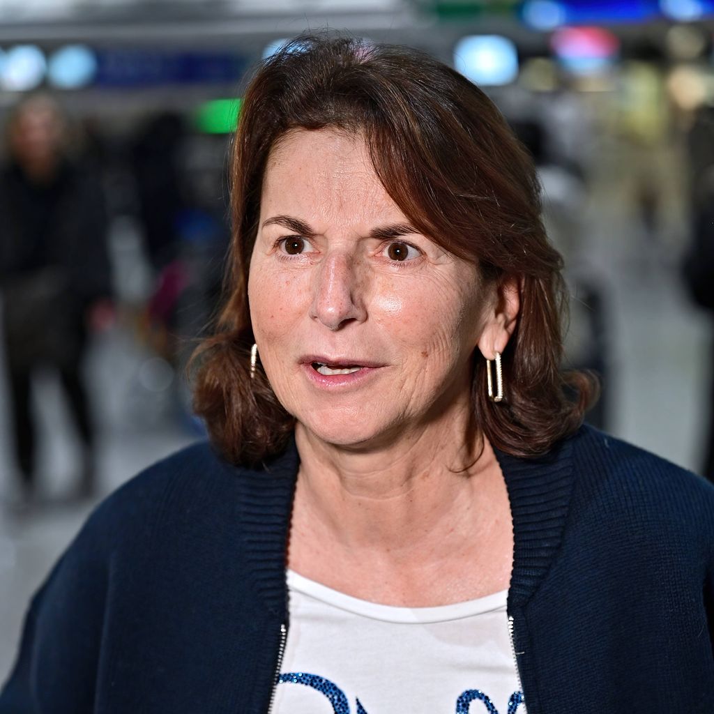 Claudia Obert am Flughafen Frankfurt vor der Abreise zum RTL-Dschungelcamp 2026
